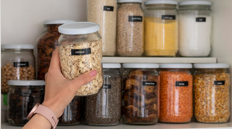 Os potes são os grandes heróis da organização da despensa.