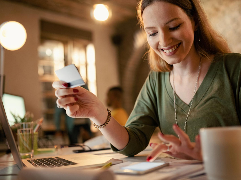 Estratégias de economia para presentear no Natal sem estourar o cartão