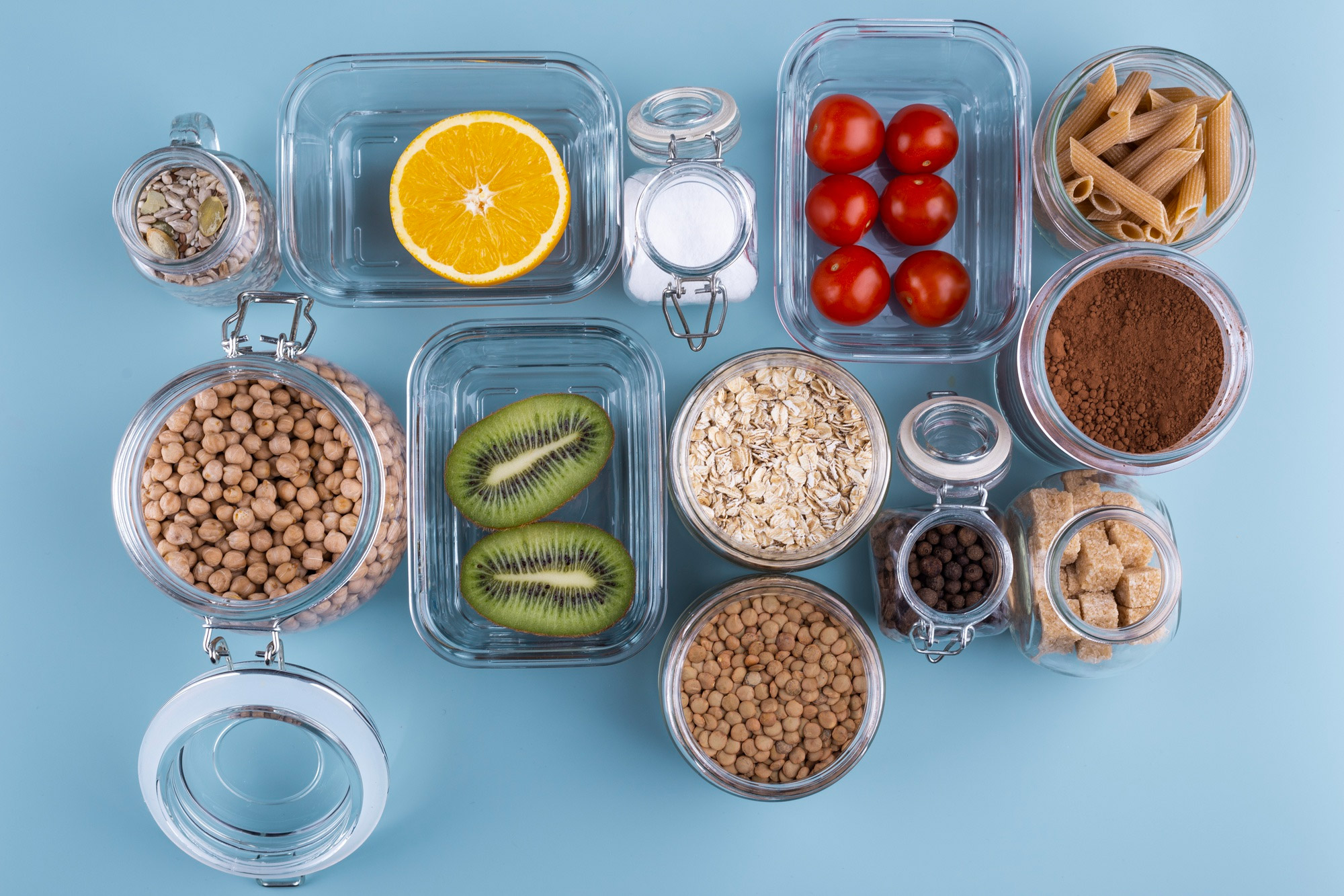 o calor acelera a multiplicação de bactérias e com isso os alimentos se estragam mais rapidamente. 