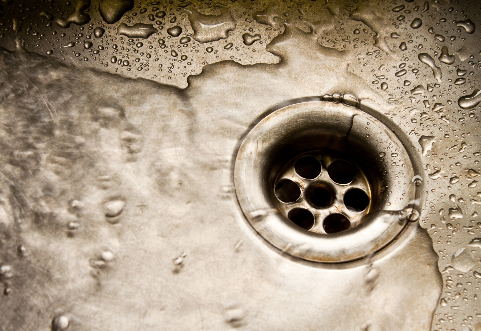 Pia da cozinha cheirando mal? Resolva definitivamente.